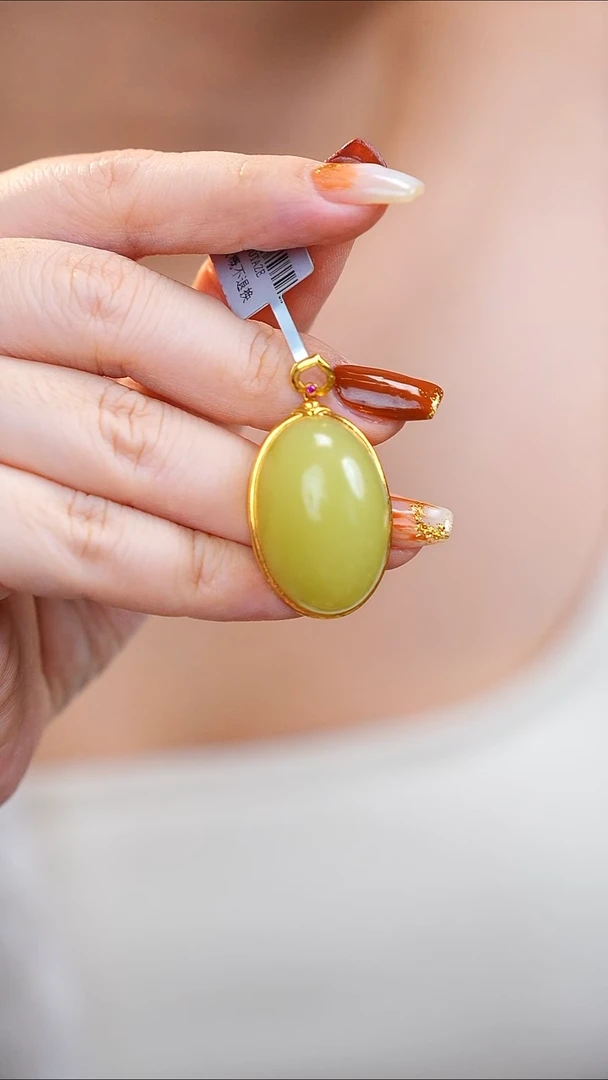 颈饰18K金镶嵌和田玉蛋面吊坠