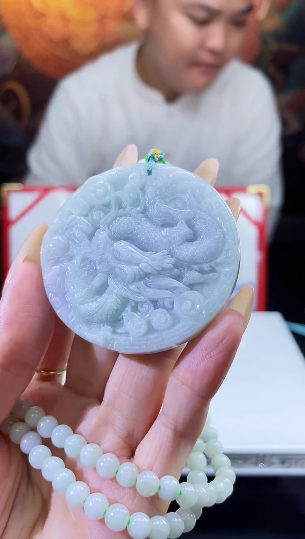 翡翠未镶嵌颈饰多样性发其一