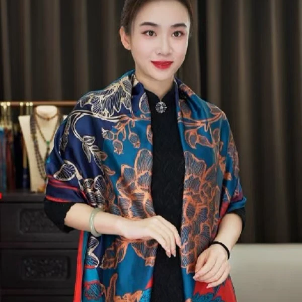 翩翩起舞丽景缎丝巾