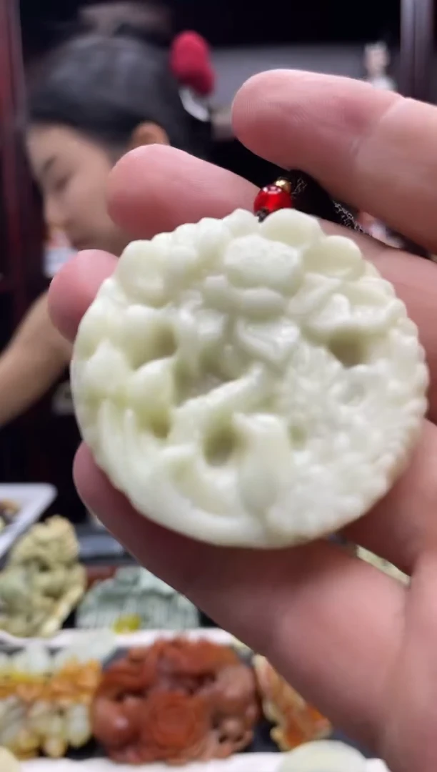 岫玉未镶嵌吊坠·