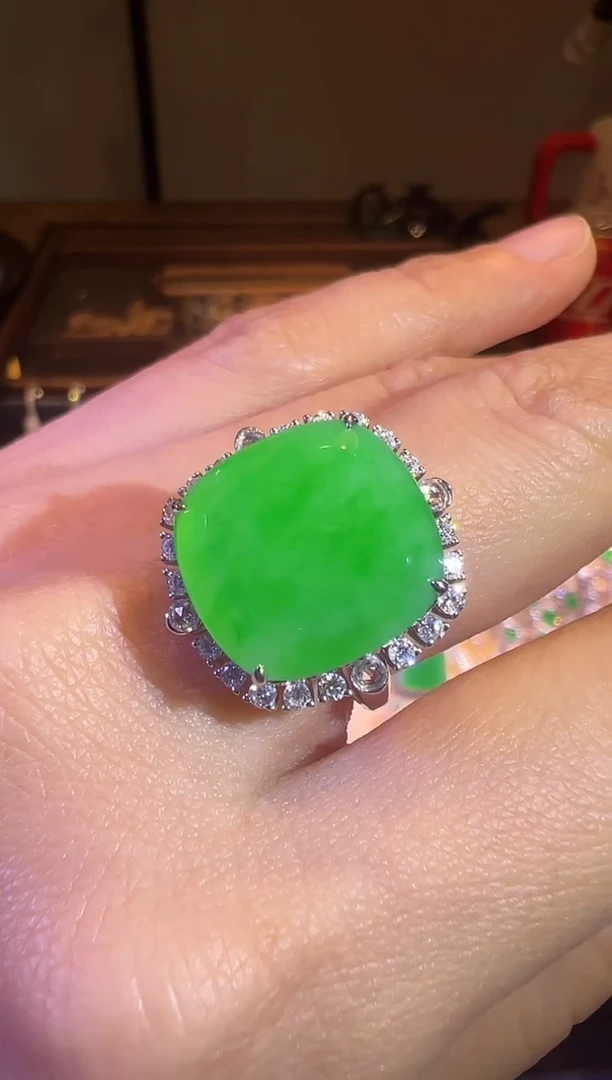 【闪购商品】翡翠戒指18K金镶嵌高冰正阳满绿无事牌大戒指