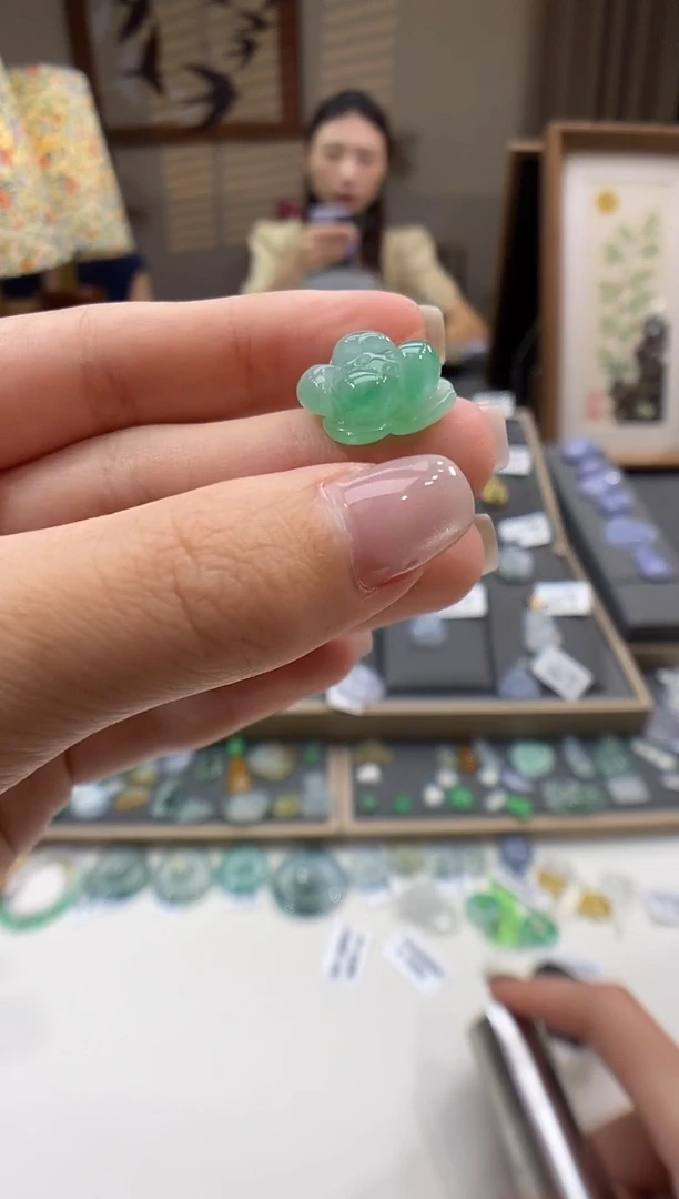 翡翠未镶嵌颈饰莲花