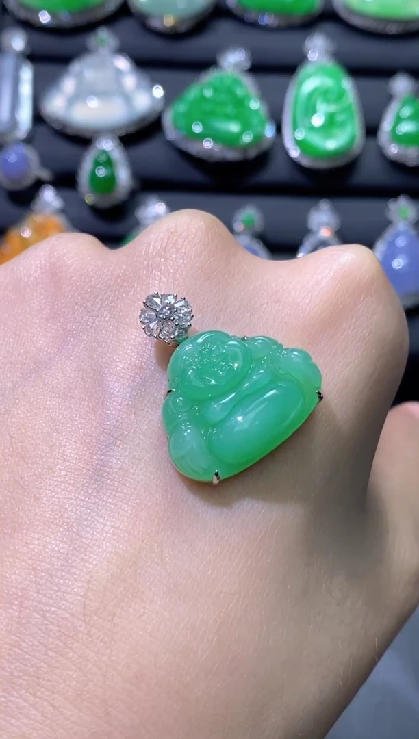 颈饰18K金镶嵌翡翠佛公