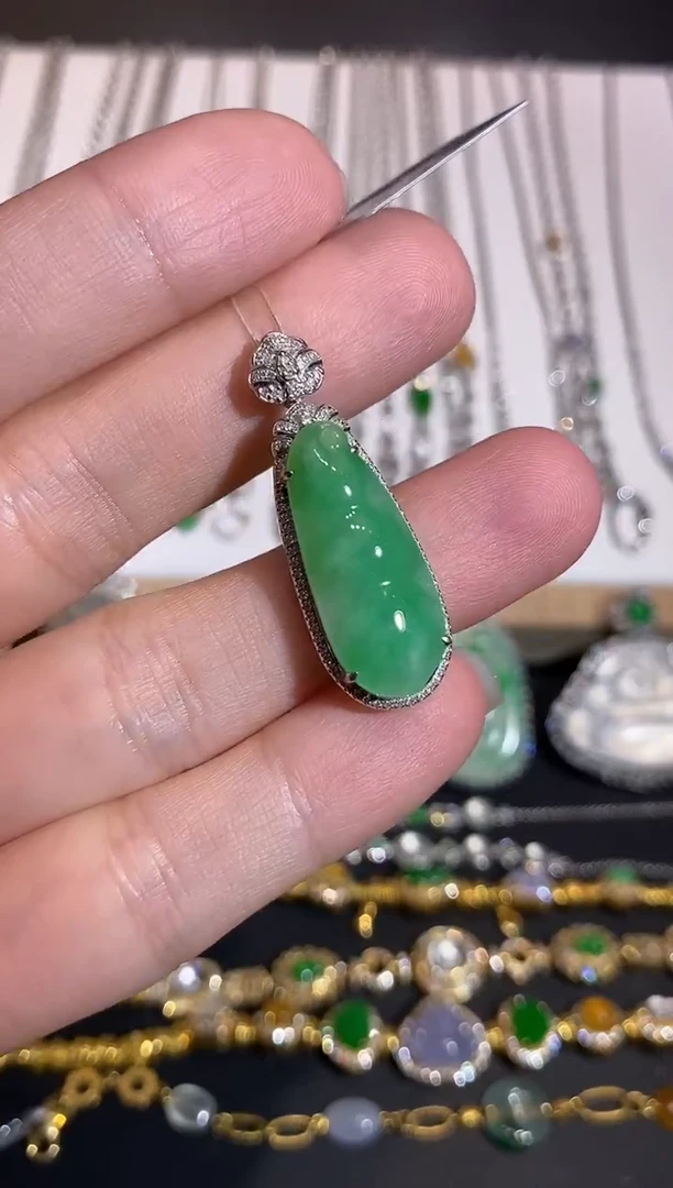 颈饰18K金镶嵌翡翠吊坠