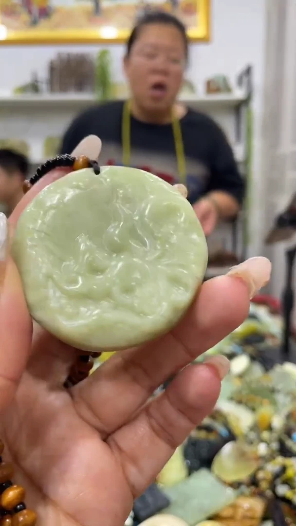 蛇纹石玉未镶嵌吊坠