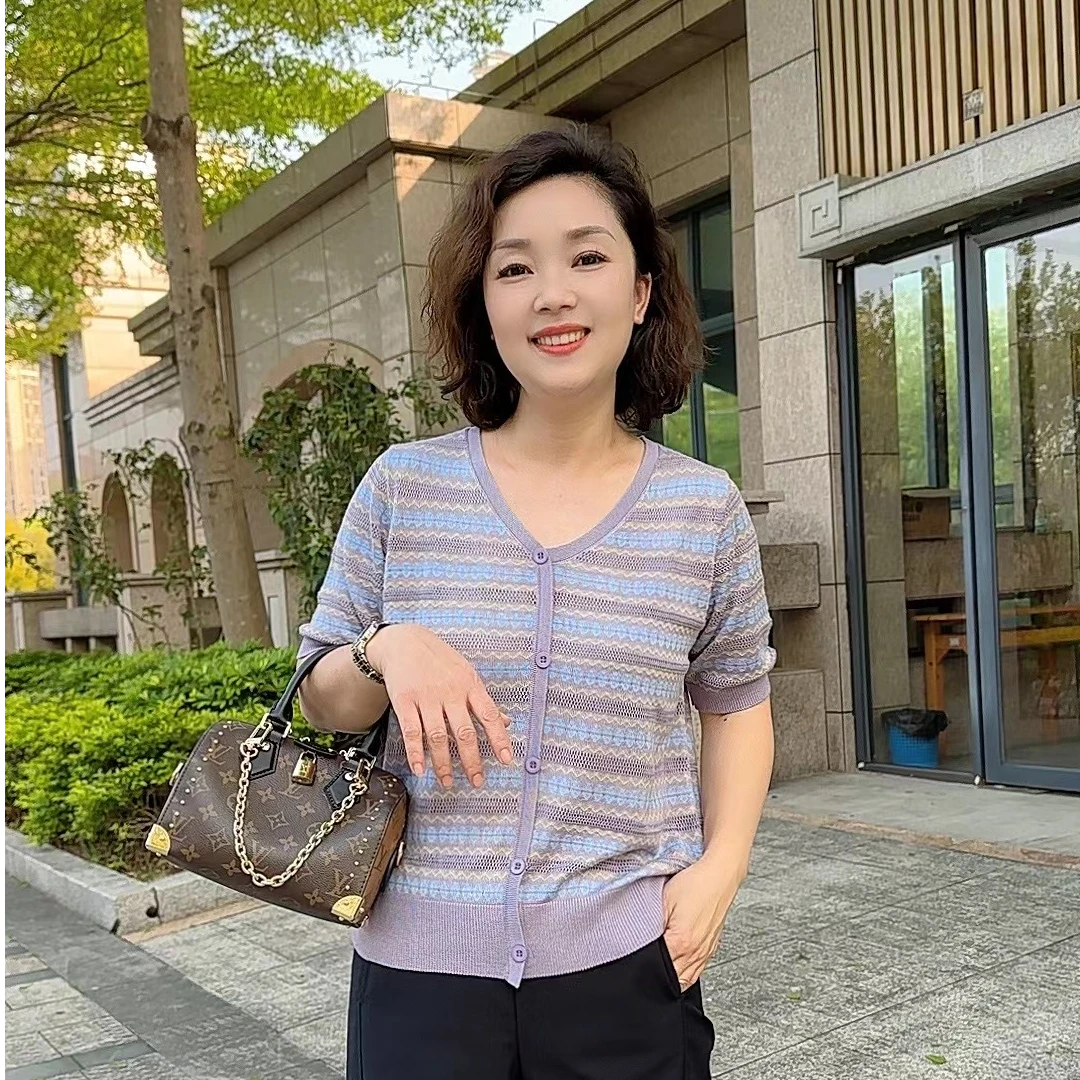 【卿她】薄款V领波浪条针织T恤春夏新款百搭时尚显瘦单排扣短袖上衣