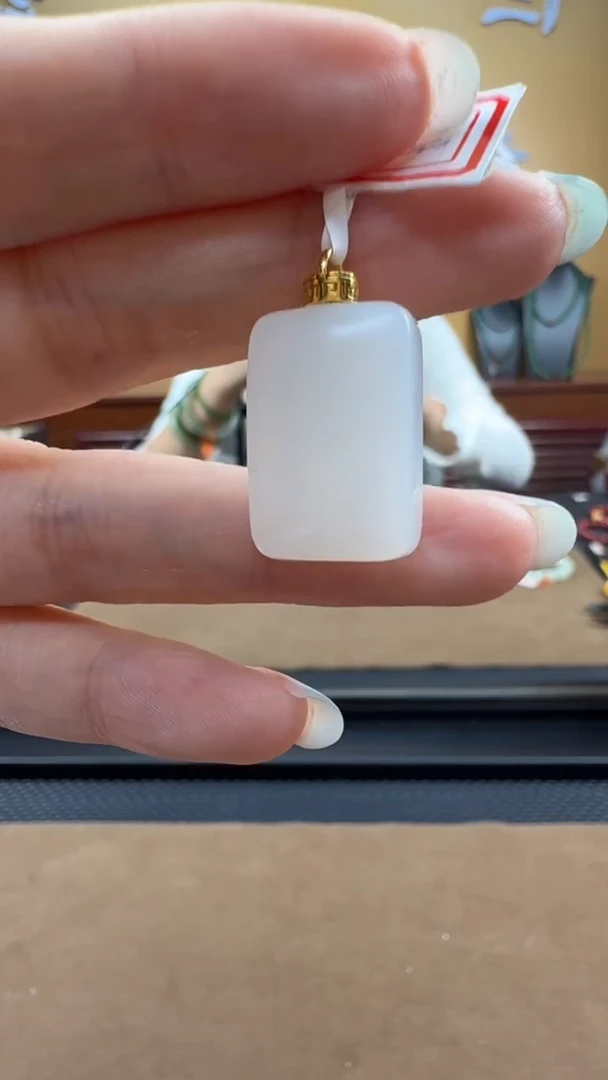 颈饰18K金镶嵌和田玉挂件