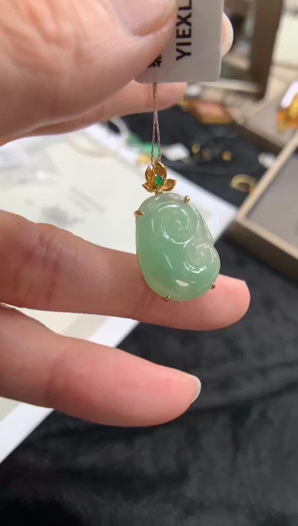 翡翠18K金镶嵌颈饰如意