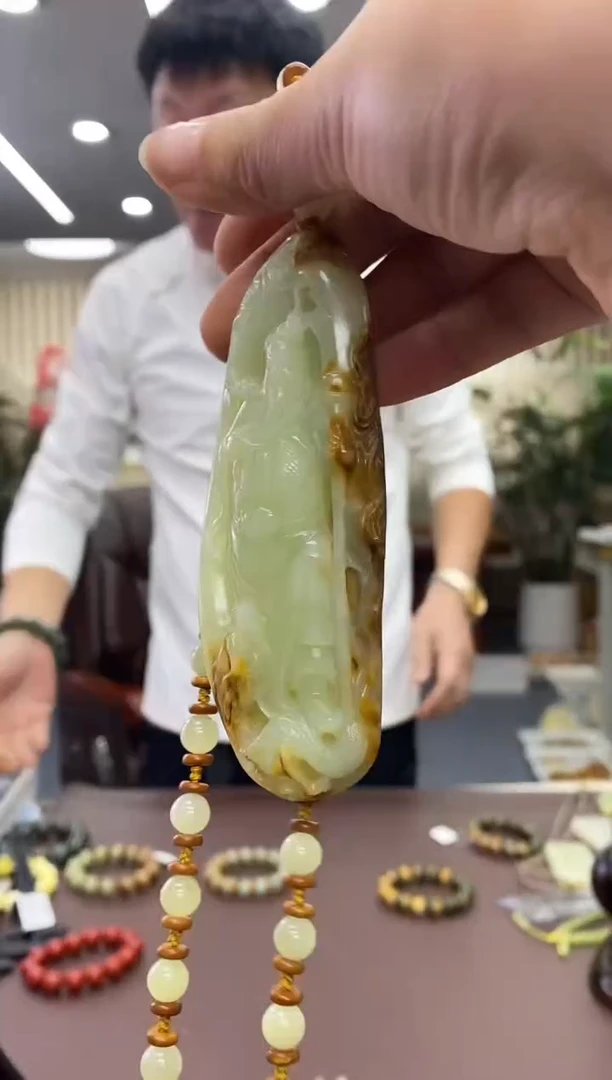 颈饰未镶嵌透闪石质玉河磨玉吊坠