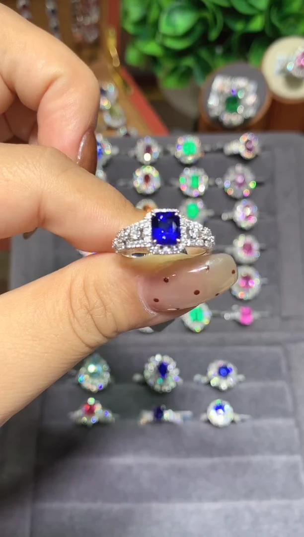 戒指蓝宝石18K金镶嵌1.5ct
