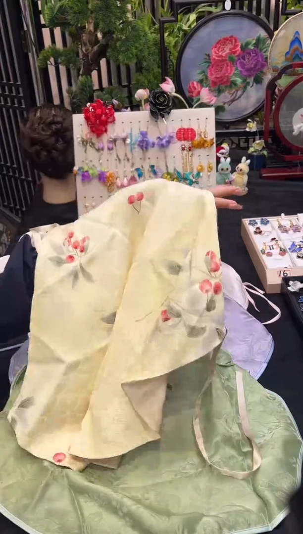 织绣浮**爱非遗绒花苏绣饰品
