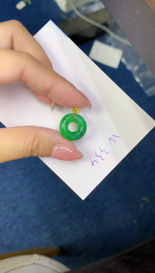 翡翠18K金镶嵌颈饰缅甸天然翡翠A货