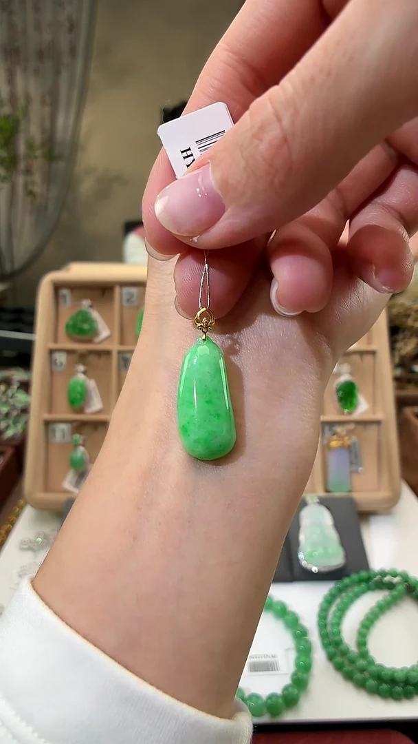 颈饰18K金镶嵌翡翠福瓜