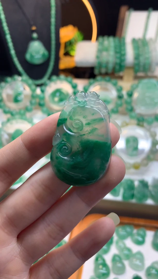 吊坠(不含链)未镶嵌石英质玉（非洲翠）如意