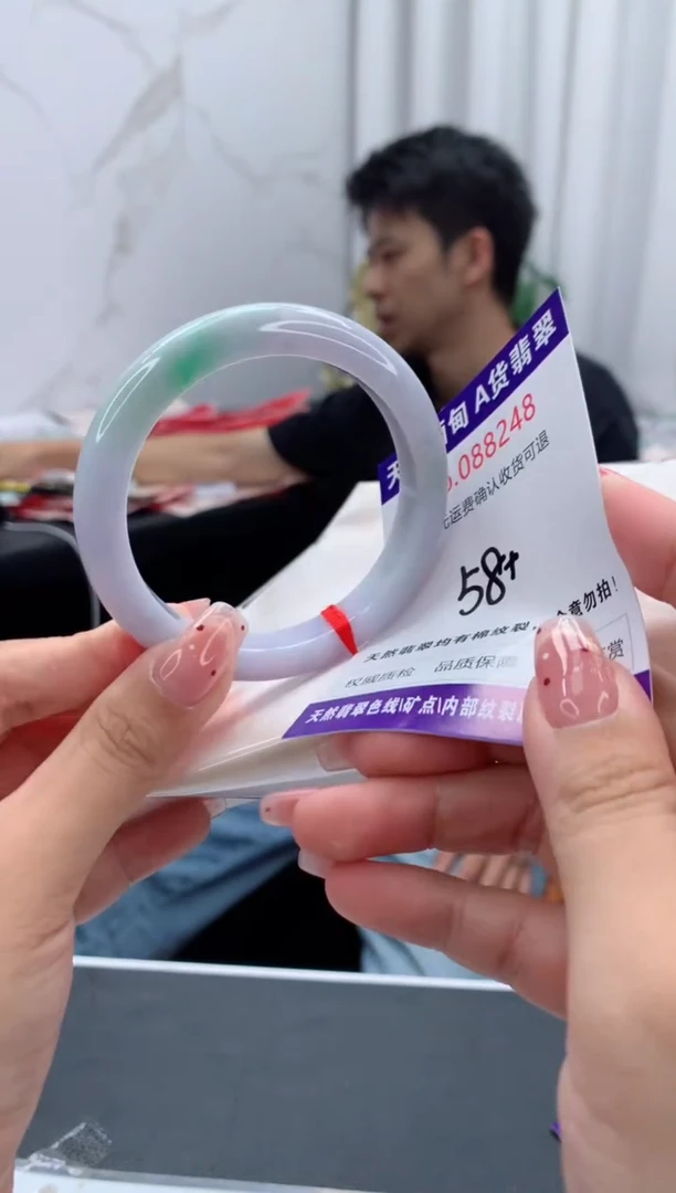 未镶嵌手镯翡翠有纹，完美者勿拍