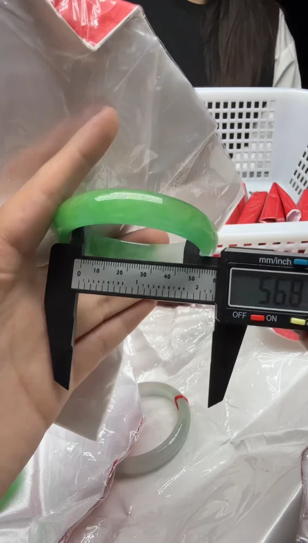 未镶嵌手镯翡翠B12