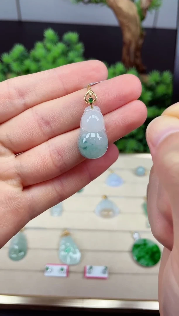 吊坠(不含链)18K金镶嵌翡翠葫芦多样性发其一@@CMT1180-