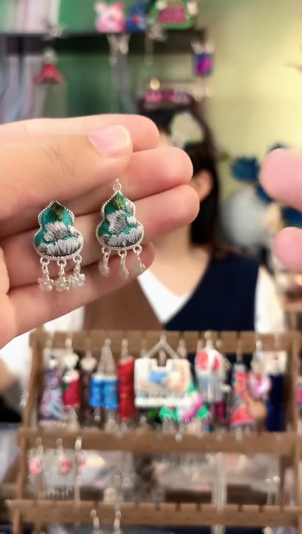 彩云南阁非遗老绣饰品133
