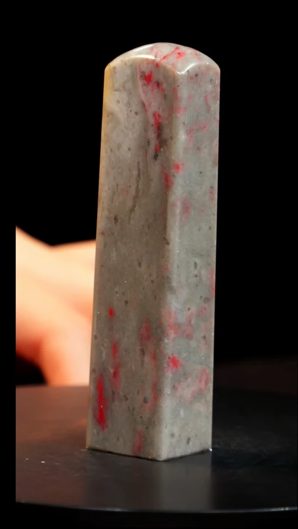 昌化石牛角鸡血石