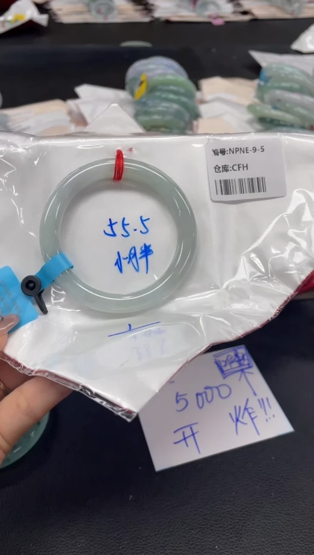 未镶嵌手镯翡翠?**?翡翠手镯