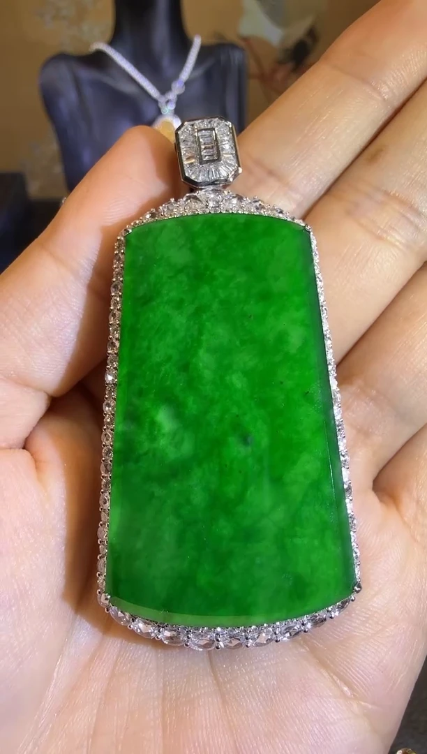 【闪购商品】翡翠吊坠(赠链)18K金镶嵌高冰满绿大无事牌吊坠