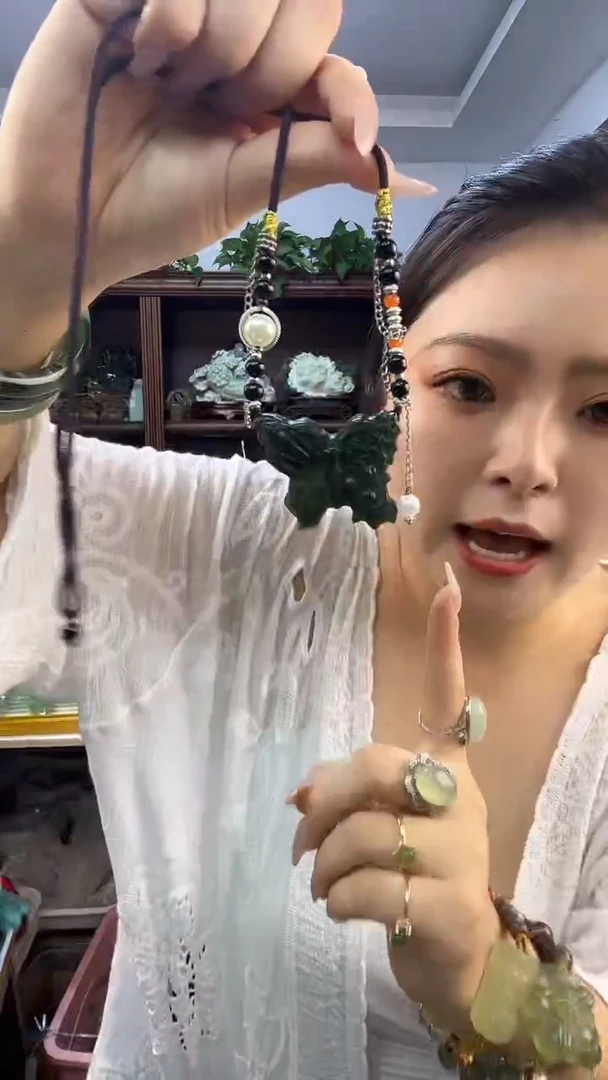 蛇纹石玉未镶嵌蝴蝶多样性发货其中之一
