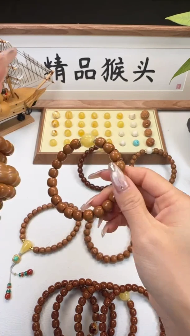 手串桃核S****！9+猴头老型加沁色蜡加猛犸