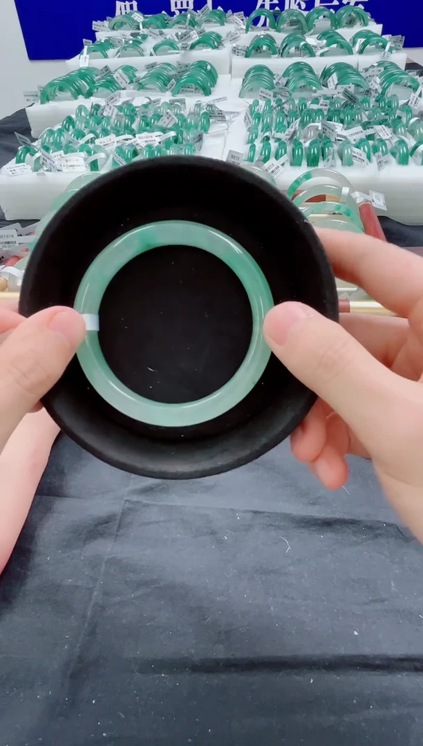 未镶嵌手镯石英质玉（非洲翠）圈口61