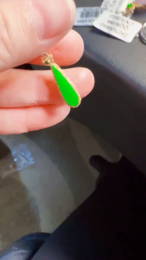 颈饰18K金镶嵌翡翠吊坠