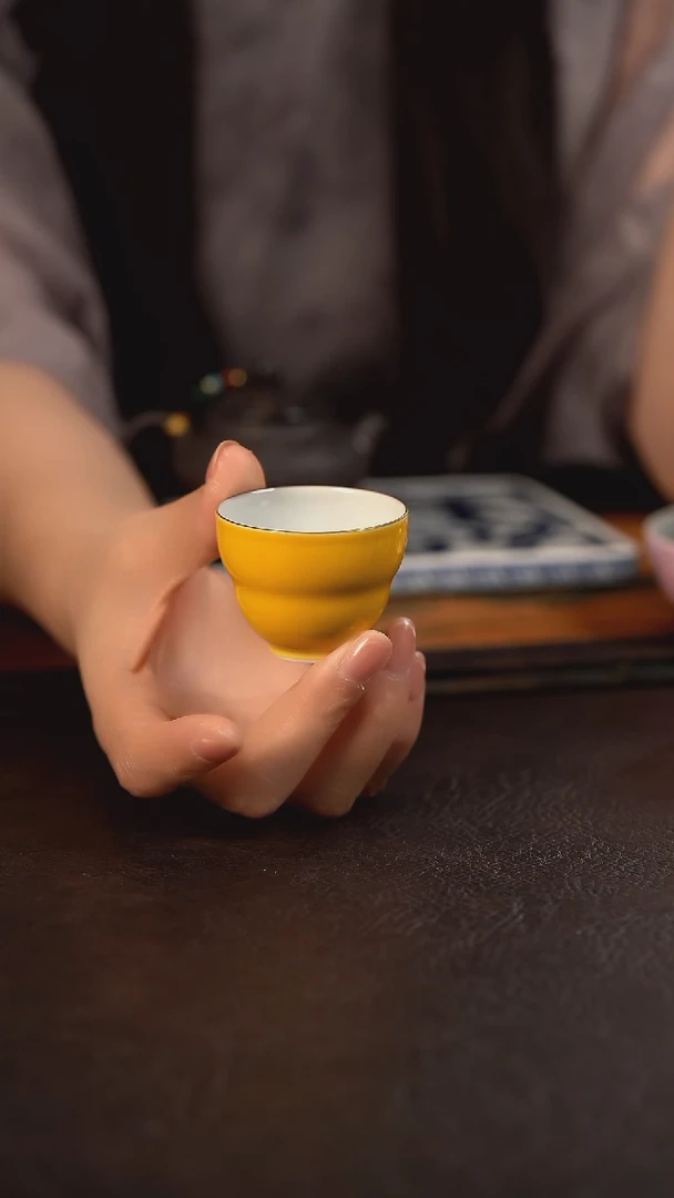 聚澜堂描金黄釉小葫芦杯