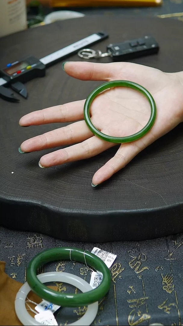 未镶嵌手镯和田玉61圈口 碧玉叮当手镯