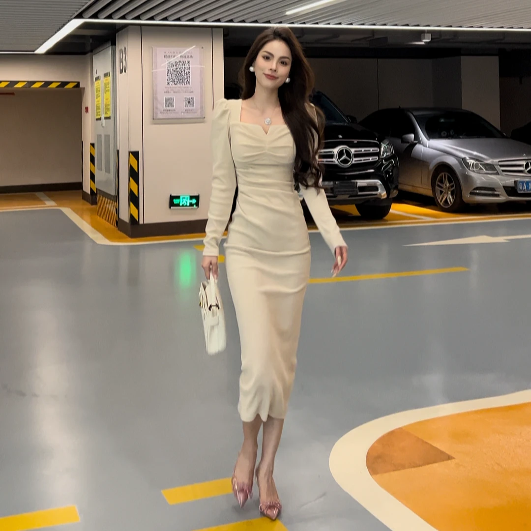 秋冬绒感面料气质小众款连衣裙褶皱遮肉显瘦时尚长裙纯色百搭裙子