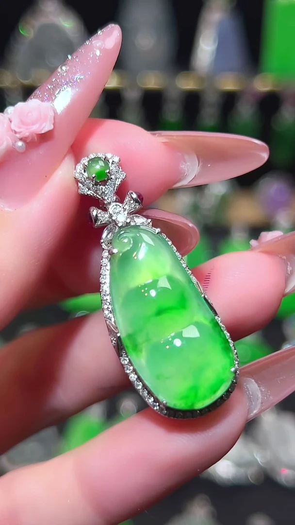 18K金镶嵌挂件翡翠吊坠