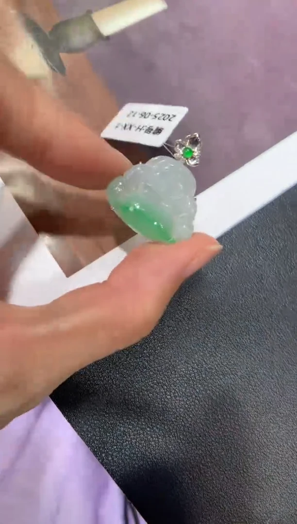 翡翠18K金镶嵌颈饰佛公