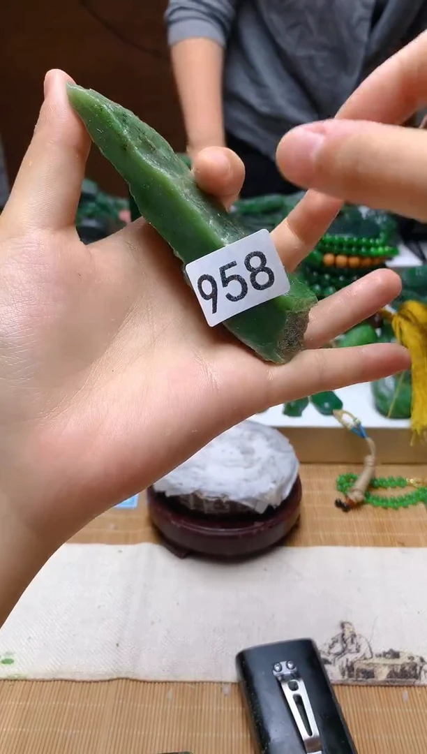 未镶嵌和田玉（碧玉）珠宝半成品1