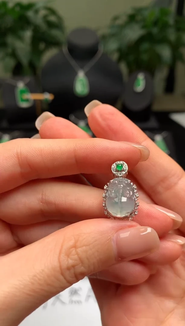 颈饰18K金镶嵌翡翠貔貅