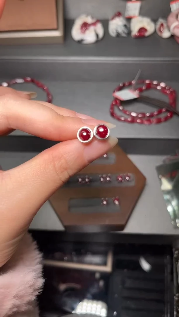 天然辰砂用****2朱砂镶嵌S925银晶体女耳钉 121121