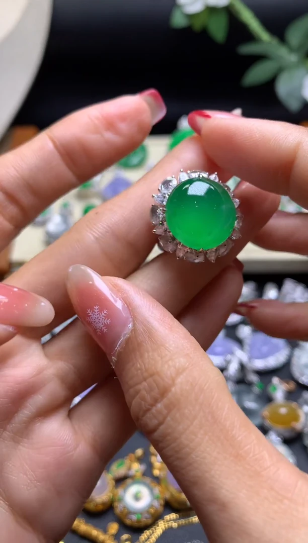 18K金镶嵌戒指翡翠绿蛋面戒指