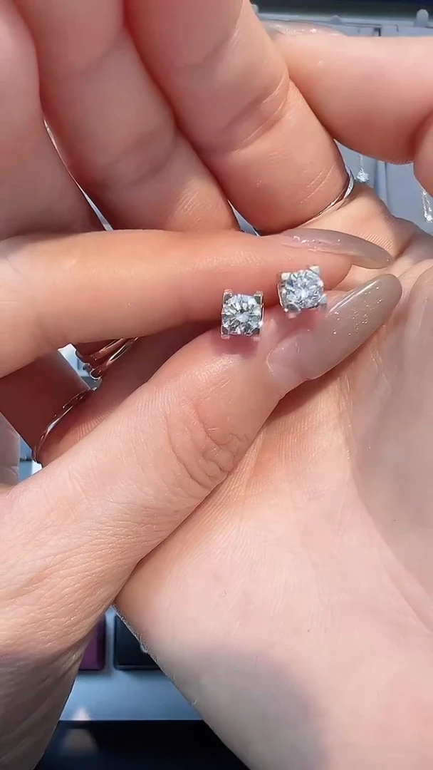 【闪购商品】钻石耳饰18K金镶嵌耳钉