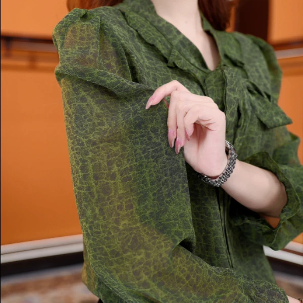 FZ308青梅之年2025新款V领高端小衫套头衬衫时髦长袖上衣打底女