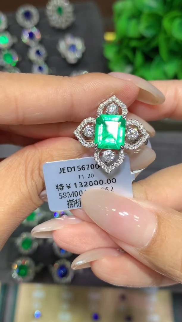 18K金镶嵌戒指祖母绿2.22ct