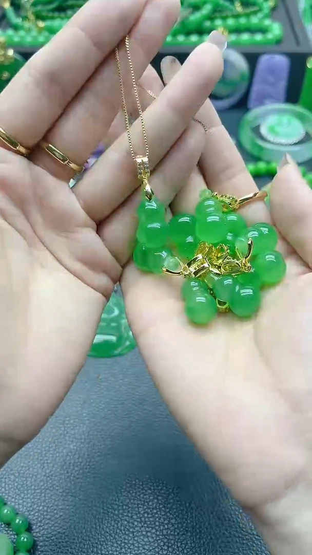 翡翠未镶嵌颈饰冰绿葫芦