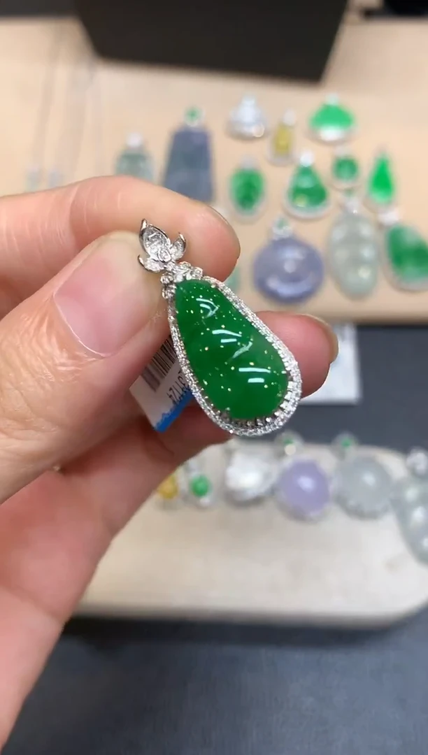 颈饰18K金镶嵌翡翠福豆【无服务费