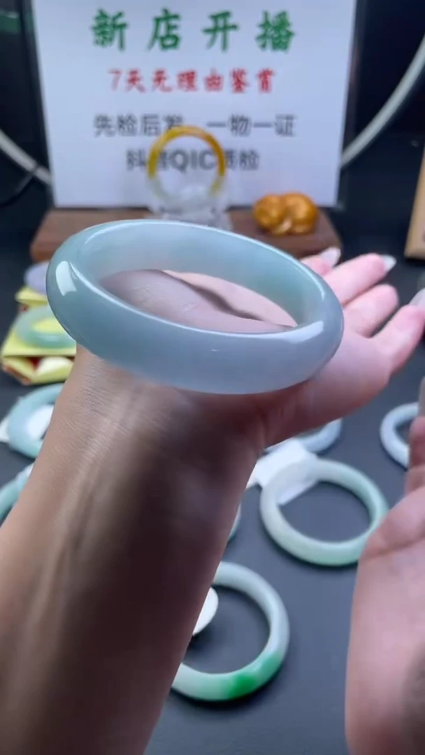 手镯A****?闪购为准，一物一证
