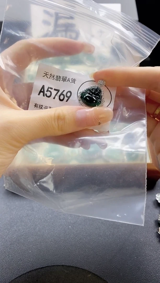 翡翠未镶嵌吊坠(赠链)天然翡翠A货