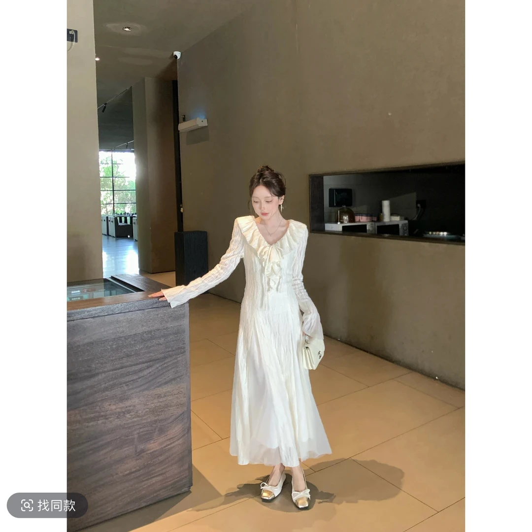 白里 一见倾心 法式仙女风气质显瘦长款连衣裙女秋冬新款