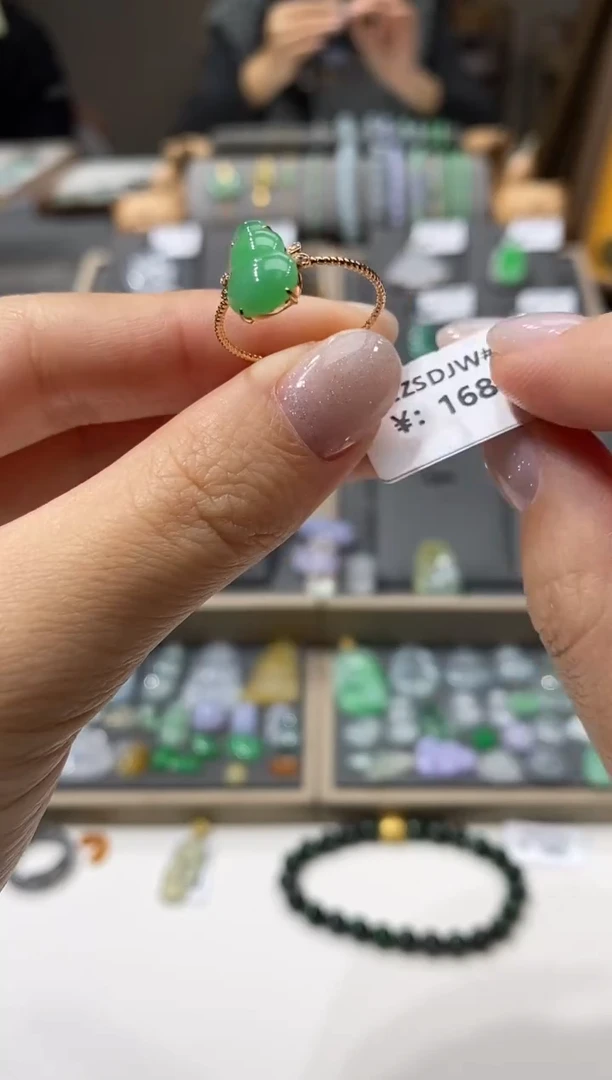 18K金镶嵌戒指翡翠戒指