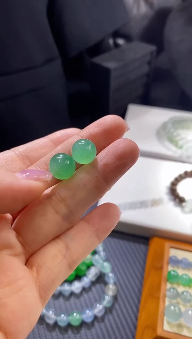翡翠挂件未镶嵌一对珠子卡10+