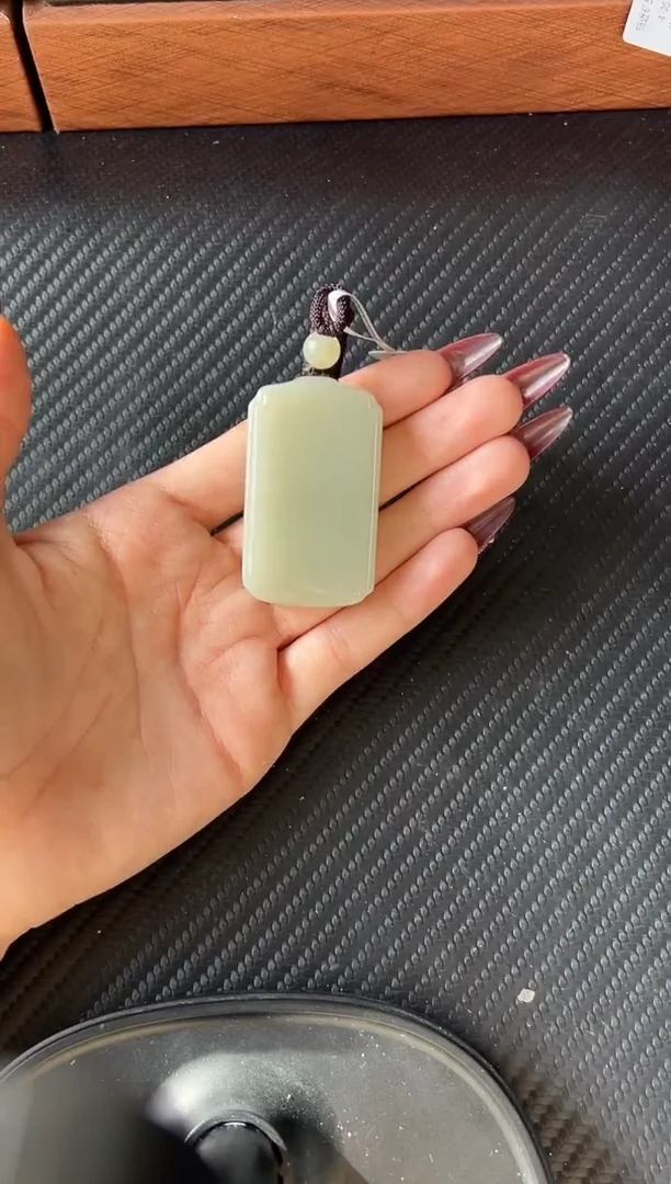 吊坠(赠链)未镶嵌和田玉且末微色差近矿吊坠