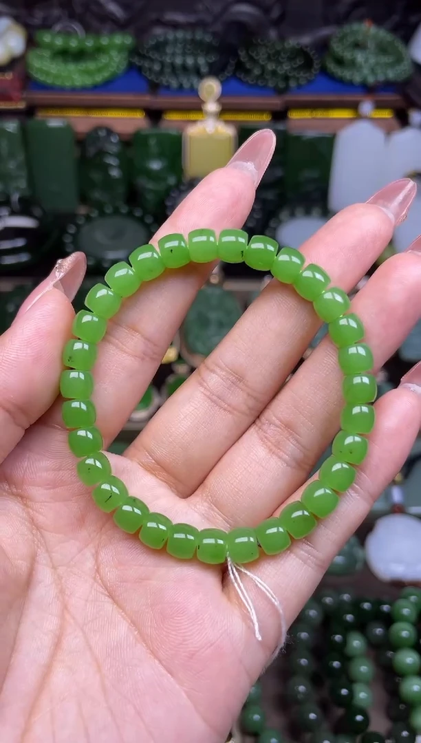 颈饰未镶嵌和田玉苹果绿卡7手串